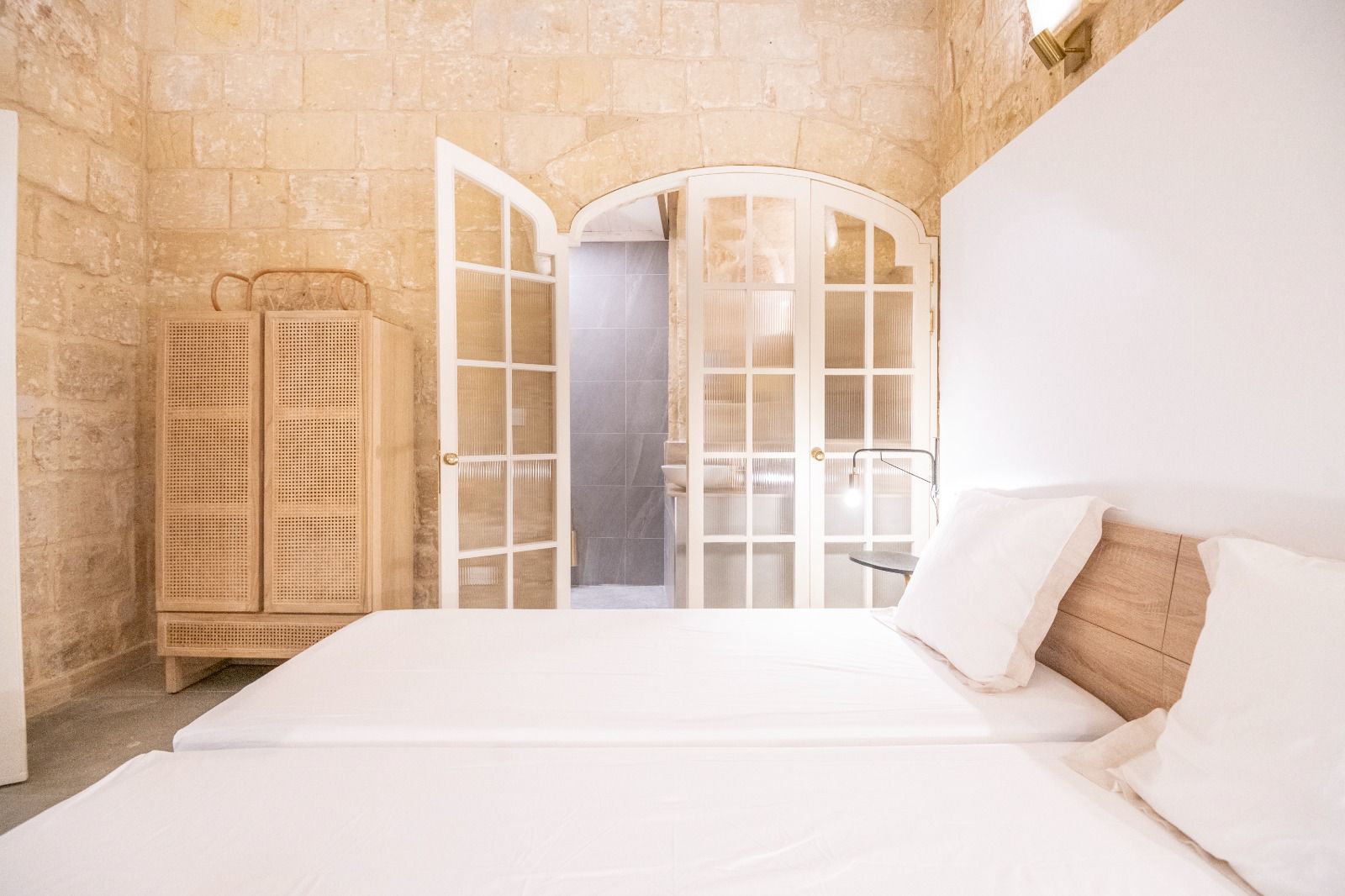 Genieße dein Frühstück im Bett – bei The Moon Malta Boutique Stay